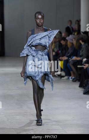 Paris. 28 Sep, 2018. Un modèle présente une création d'Issey Miyake durant la saison printemps/été 2019 collection de femmes à Paris, le 28 septembre 2018. Credit : Piero Biasion/Xinhua/Alamy Live News Banque D'Images