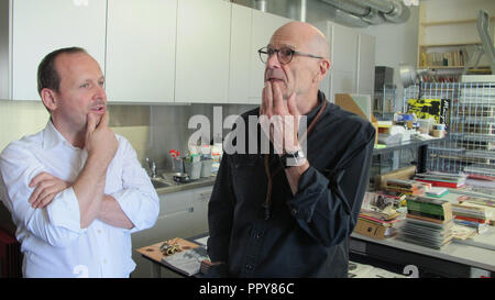 Lausanne, Suisse. Sep 12, 2018. John Simenon (r), fils de l'auteur à succès belge Georges Simenon, qui est mort en 1989, et éditeur Daniel Kampa sont dans l'archive de Simenon. Les rééditions de Kampa l'œuvre complète de Simenon. Credit : Christiane Oelrich/dpa/Alamy Live News Banque D'Images