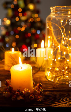 Guirlande électrique de Noël dans un bocal en verre avec des bougies Banque D'Images