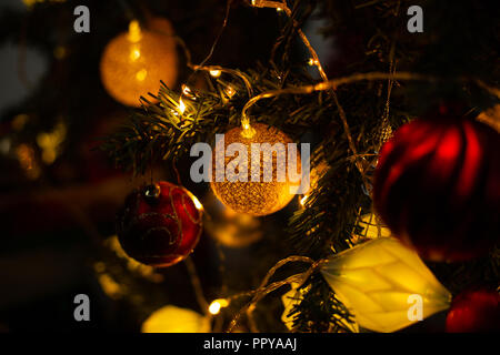 Noël Décoration hanging in tree Banque D'Images