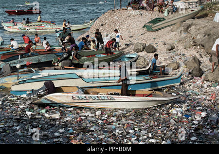 Taxi de l'eau des bateaux effectuent en océan plein de sacs en plastique, les bouteilles en plastique, polystyrène et autres ordures dans Semporna, Bornéo, Malaisie Banque D'Images