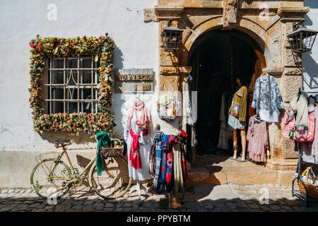 Obidos, Portugal - Sept 25, 2018 : souvenirs traditionnels portugais en vente sur l'affichage dans le centre-ville historique d'Obidos, Portugal Banque D'Images