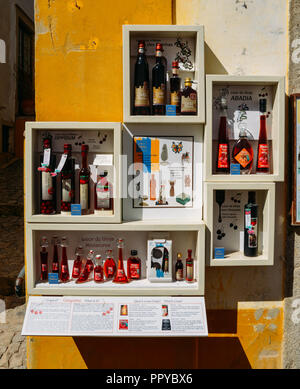 Obidos, Portugal - Sept 25, 2018 : souvenirs traditionnels portugais en vente sur l'affichage dans le centre-ville historique d'Obidos, Portugal Banque D'Images