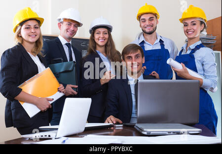 Portrait de l'équipe commerciale avec des architectes, designers et constructeurs à l'office. Selective focus Banque D'Images