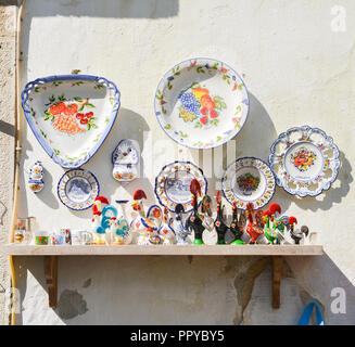 Obidos, Portugal - Sept 25, 2018 : souvenirs traditionnels portugais en vente sur l'affichage dans le centre-ville historique d'Obidos, Portugal Banque D'Images