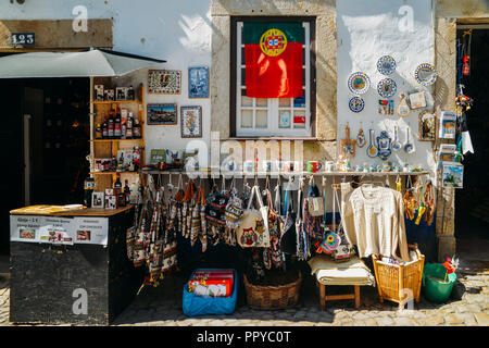 Obidos, Portugal - Sept 25, 2018 : souvenirs traditionnels portugais en vente sur l'affichage dans le centre-ville historique d'Obidos, Portugal Banque D'Images