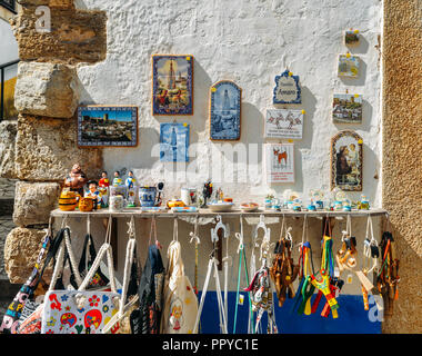 Obidos, Portugal - Sept 25, 2018 : souvenirs traditionnels portugais en vente sur l'affichage dans le centre-ville historique d'Obidos, Portugal Banque D'Images