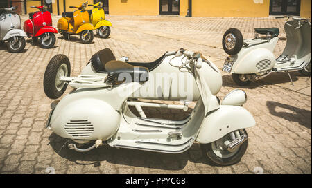 Piaggio Vespa réunion de trottinettes vintage. Vespa vintage avec Sidecar à partir de 50s. Processus de post en effet vintage - Cagliari - Italie Banque D'Images