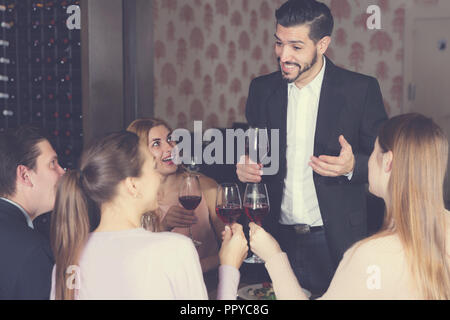 Beau barbu prononcer des toasts sur réunion amicale en agréable restaurant Banque D'Images
