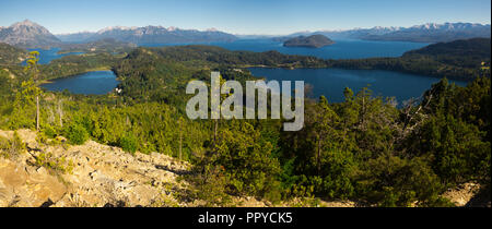 Vue sur les lacs de montagne Campanario et aux beaux jours, le Parc National Nahuel Huapi. San Carlos de Bariloche, Argentine, Patagonie Banque D'Images