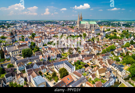 Vue aérienne de la ville avec la cathédrale de Chartres. Site du patrimoine mondial de l'UNESCO dans la région de Eure-et-Loir, France Banque D'Images