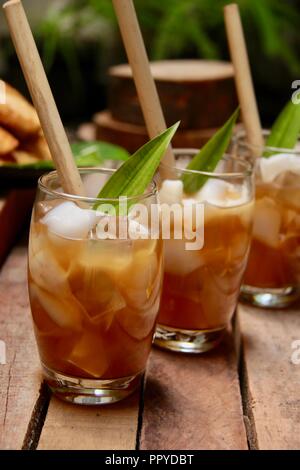 Es Tambring. Glace balinais traditionnel verre de jus de noix de coco avec le sucre de palme et le tamarin Banque D'Images