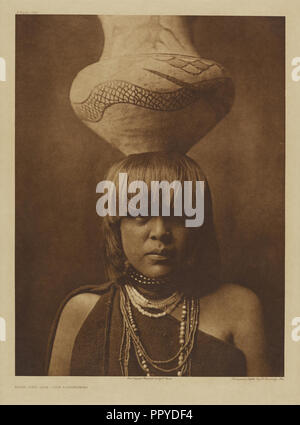 Girl et Jar - San Ildefonso ; Edward S. Curtis, américain, 1868 - 1952, 1905 ; Gravure ; 39,4 x 29,4 cm 15 x 9,16 11 5,8 en Banque D'Images