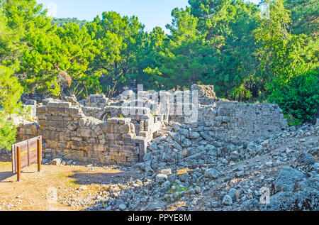 Les ruines de la ville antique, situé dans une forêt de conifères, entre trois baies, Phaselis, Tekirova, Turquie. Banque D'Images