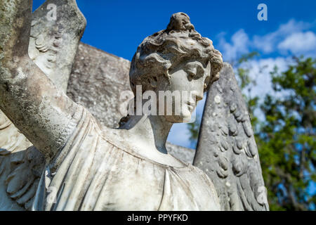 Stone Angel sur une tombe. Banque D'Images