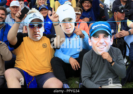 L'usure des fans de Team Europe Ian pouter, Rory McIlroy et Sergio Garcia masque par la neuvième verte pendant les Fourballs match de la première journée de la Ryder Cup au Golf National, Saint-Quentin-en-Yvelines, Paris. Banque D'Images