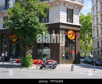 2 août 2018, Lyon France : vue extérieure du nouveau Hard Rock Cafe à Lyon France avec logo Banque D'Images