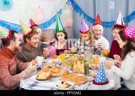 Grande fête de la famille russe smiling children's anniversaire pendant un dîner de fête Banque D'Images