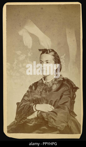 Femme assise avec les bras d'un esprit au-dessus de sa tête ; William H. Mumler, américain, 1832 - 1884, Boston, Massachusetts, États-Unis Banque D'Images