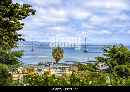 Vue depuis la colline de Bay Bridge, San Francisco, California, USA Banque D'Images