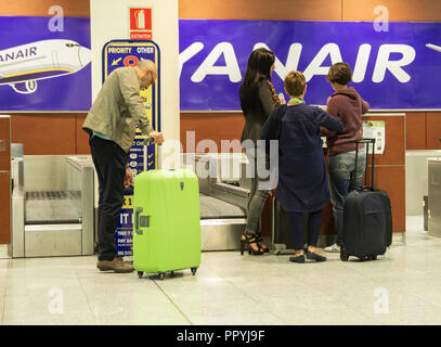 Contrôle de la taille des bagages à main des passagers à l'arrivée de Ryanair 24 avant l'embarquement. Banque D'Images