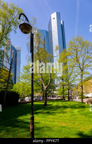 Vue depuis le bas pour les tours de la siège de la Deutsche Bank à Francfort-sur-Main, Frankfurt - Allemagne, 20 avril 2018 Banque D'Images