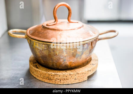 Le cuivre vintage pot couvert avec couvercle sur le stand de liège dans la cuisine Banque D'Images