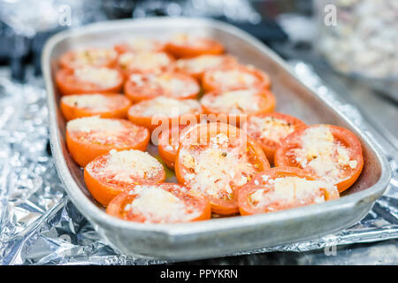 Délicieux avec des tomates au four fromage fondu sur le dessus Banque D'Images
