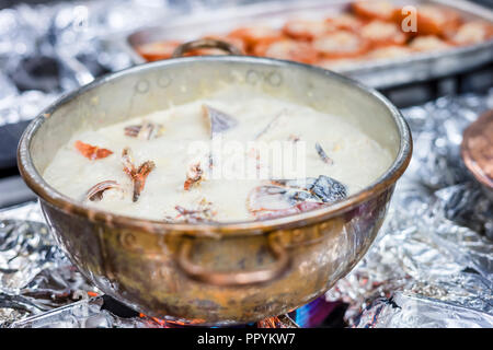 Soupe de homard à base de lait et de vin rouge préparé en marmite en cuivre Banque D'Images