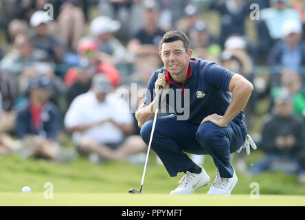 L'équipe aligne Rory McIlroy un putt sur le green pendant la neuvième match quatuors lors de la première journée de la Ryder Cup au Golf National, Saint-Quentin-en-Yvelines, Paris. Banque D'Images