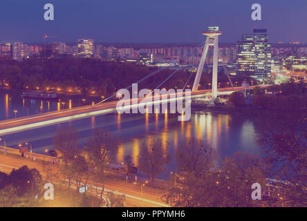 Pont d'OVNI dans la nuit la lumière de Bratislava à l'extérieur. Banque D'Images