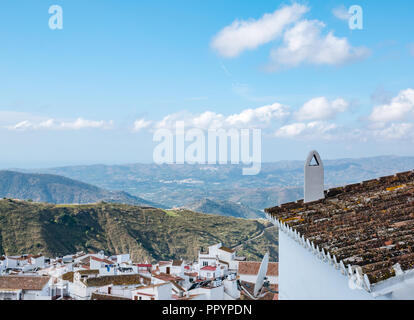 Les toits de tuiles rouges des maisons blanches et vue sur la vallée, Canillas de Acientuna, route mudéjar, Axarquía, Andalousie, Espagne Banque D'Images