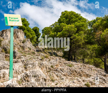 Le Parc Naturel Sierras de Tejeda signer le long chemin de montagne, Axarquía, Andalousie, Espagne Banque D'Images