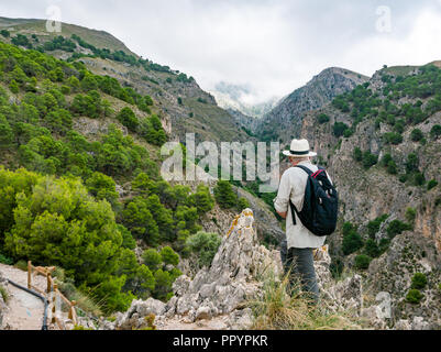 Homme portant chapeau Panama admirant gorge de montagne vue, Sierras de Tejeda, parc naturel, l'Axarquia Andalousie, Espagne Banque D'Images