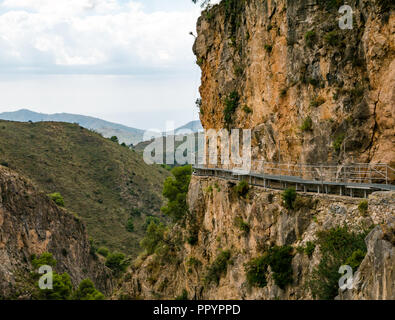 Gorge abrupte falaise avec passerelle métallique, Sierras de Tejeda Parc naturel, la Axarquía, Andalousie, Espagne Banque D'Images