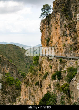 Gorge abrupte falaise avec passerelle métallique, Sierras de Tejeda Parc naturel, la Axarquía, Andalousie, Espagne Banque D'Images