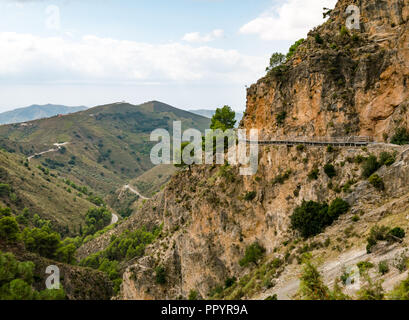 Gorge abrupte falaise avec passerelle métallique, Sierras de Tejeda Parc naturel, l'Axarquia, Andalucsia, Espagne Banque D'Images