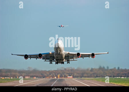 Virgin Atlantic Airways Boeing 747-41R décollant de l'aéroport de Londres Gatwick, tandis qu'un autre avion atterrit à l'arrière-plan. Banque D'Images