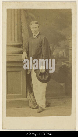 Jeune homme debout avec un cigare dans une main, son chapeau dans l'autre ; F., Schwarzschild British, Calcutta, Inde active 1860s, 1860s Banque D'Images