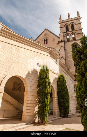 Cathédral Saint-Pierre vu de la cour intérieure de la Faculté de médecine de l'Université de Montpellier, l'ancien cloître du monastère la Banque D'Images