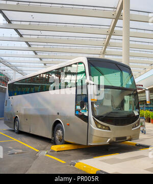 Bus sur un parking à l'aéroport. Singapour Banque D'Images