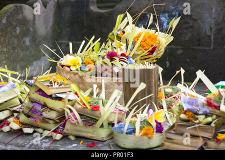 Balinais hindou des offrandes aux dieux composé de paniers tissés contenant de la nourriture et des fleurs. Banque D'Images