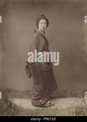 Femme avec parapluie fermé Kusakabe Kimbei ;, japonais, 1841 - 1934, Actif 1880 - à propos de 1912, le Japon ; 1870 - 1890 Banque D'Images