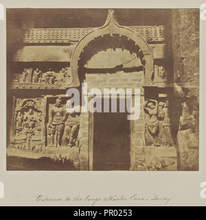 Entrée de la grande grotte Karlee. - Bombay ; attribuée au colonel T. Biggs, britannique, 1822 - 1905, ou le Dr William Henry Pigou Banque D'Images