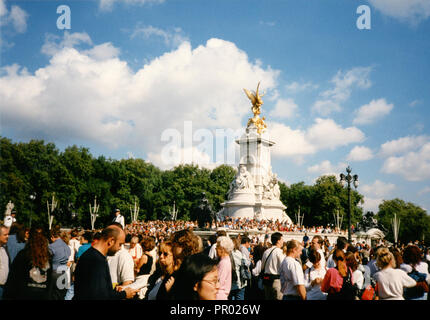 L'Édifice commémoratif Victoria à l'extérieur de Buckingham Palace Londres en 1995 avec des foules de touristes Banque D'Images