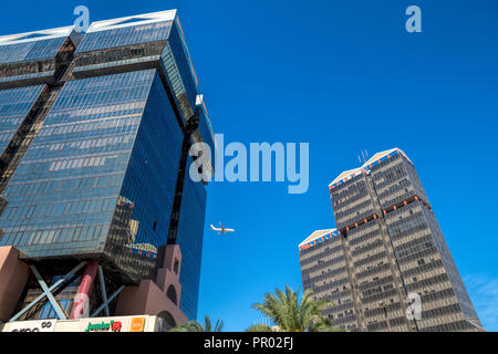 Vue de la façade moderne du centre commercial Amoreiras, icône de la capitale portugaise. Au sommet de l'édifice la 360 terrasse panoramique avec vue panoramique de Li Banque D'Images