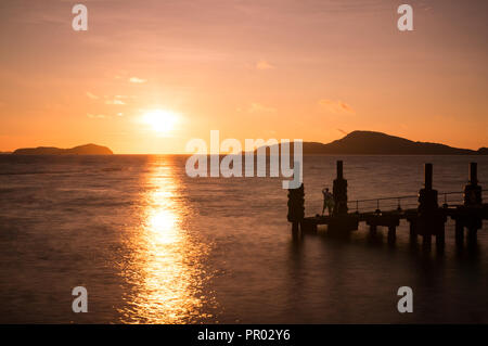 Pont de Rawai avant le lever du soleil. Rawai débarcadère a été un lieu célèbre pour les fruits de mer et aussi ce pont. Le matin, de nombreuses personnes joging et la pêche. Banque D'Images