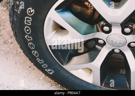 Vue rapprochée d'un Firestone tire sur une Jeep Cherokee SUV Banque D'Images