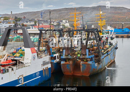 Flotte de pêche russe chalutiers amarrés au quai à Kirkenes, comté de Finnmark, Norvège. Banque D'Images