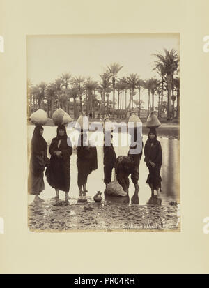 Paysannes égyptiennes sic allant à l'eau ; Félix Bonfils, Français, 1831 - 1885, 1870 ; à l'albumine argentique Banque D'Images